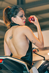 EICMA 2015 Sexy Ragazza Immagine con in mano una mela rossa