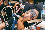 Tatuaggio sulla gamba al Milano Tattoo Convention #84