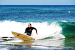 Surf nel mare di Punta Prima a Minorca
