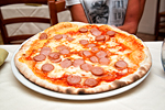 Pizza ai wurstel al Ristorante Green Gallery Hotel di Muravera