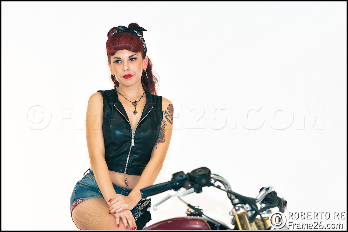 Ragazza Pin-up presso EICMA