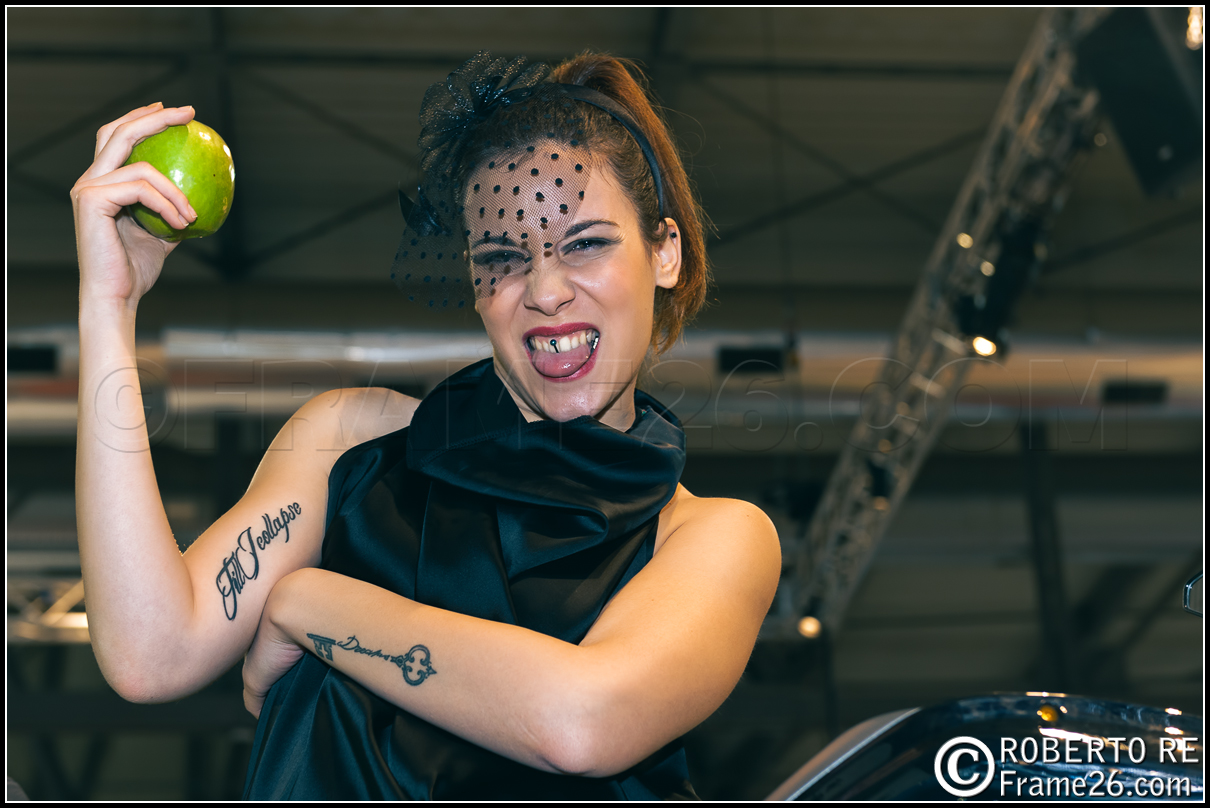 Ragazza Sexy con Piercing sulla Lingua