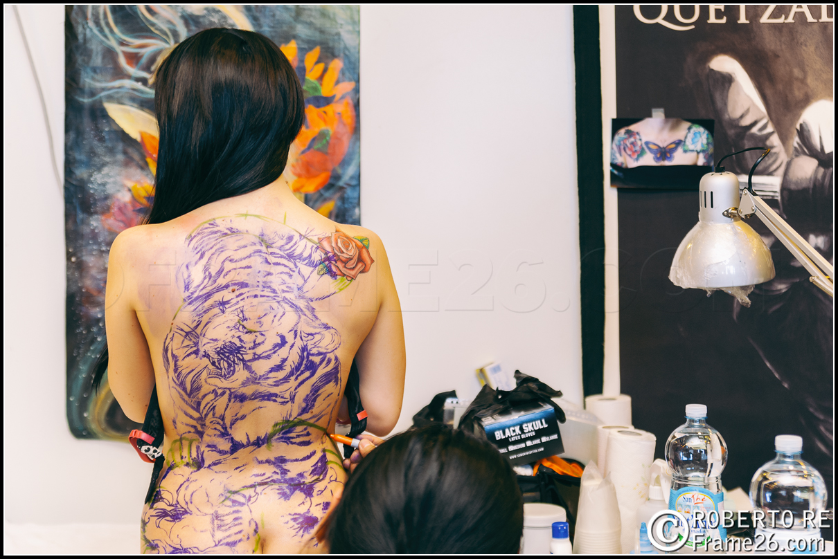 Ragazza Tatuata sulla Schiena al Milano Tattoo Convention 2013