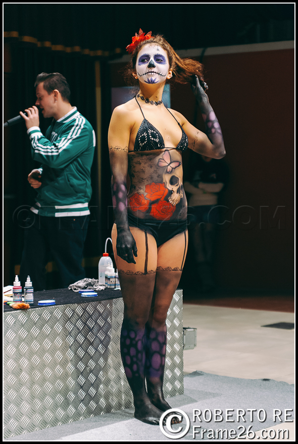 Ragazza con Calze e Reggicalze Body Painting
