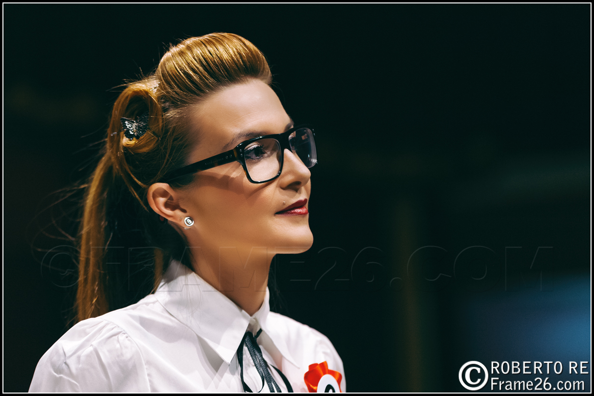 Pin-up Sexy con Occhiali da Vista e Rossetto Rosso