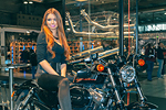 EICMA 2012 Ragazza Immagine dai capelli rossi presso lo stand Harley-Davidson