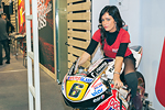 EICMA 2012 Ragazza Immagine con calze nere e parigine presso stand Doctor Glass