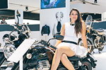 EICMA 2013 Ragazza Immagine in calze a rete bianche presso stand Moto Guzzi