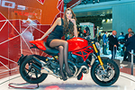 EICMA 2013 Ragazza in minigonna e calze nere presso stand Ducati