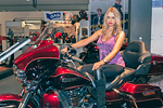 EICMA 2013 Ragazza Immagine bionda in sella ad una Harley-Davidson