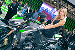 EICMA 2013 Ragazza Immagine bionda in sella ad una Kawasaki