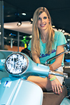 EICMA 2015 Modella bionda dello stand Vespa