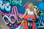 EICMA 2015 Ragazza Immagine bionda in sella ad uno scooter