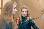 EICMA 2015 Due bionde Ragazze Immagine dello stand Italjet