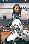 EICMA 2016 Modella asiatica stand BMW