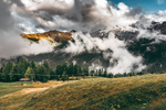 Panorama di montagne con nuvole basse in Valtellina